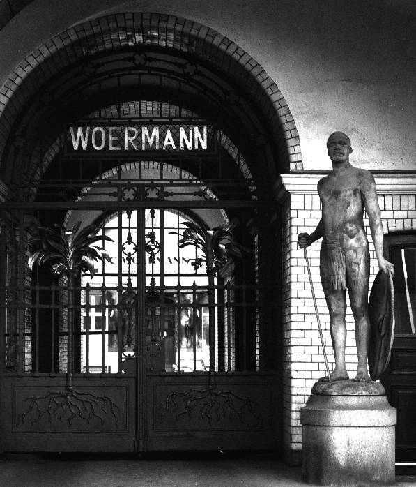 Eingangsportal des Afrika Hauses mit vergitterten Palmen und bronzenem W&auml;chter (Abb. aus: Meyer-Veden, Hans und Hipp, Hermann: Hamburger Kontorh&auml;user, 1988, S. 109) 