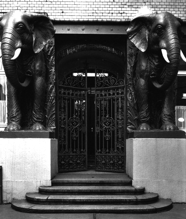 Eingang des Hinterhauses  (Abb. aus: Meyer-Veden, Hans und Hipp, Hermann: Hamburger Kontorh&auml;user, 1988, S. 111) 