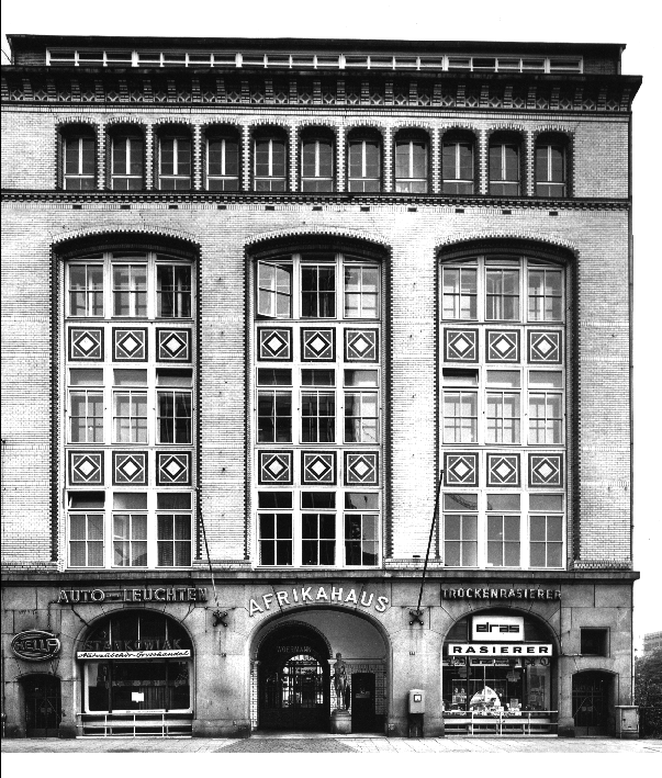 Frontalansicht des Afrika Hauses (Abb. aus: Meyer-Veden, Hans und Hipp, Hermann: Hamburger Kontorh&auml;user, 1988, S. 107) 