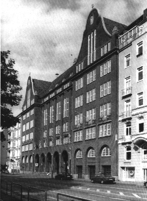 Frontalansicht des ehemaligen Gewerbehauses (Abb. aus: Lange, Ralf: Architekturf&uuml;hrer Hamburg, 1995, S. 56)