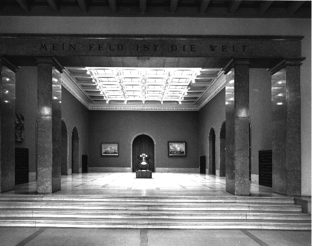 Eingangs- und Publikumsbereich des Hapag Geb&auml;udes  (Abb. aus: Meyer-Veden, Hans und Hipp, Hermann: Hamburger Kontorh&auml;user, 1988, S. 153) 