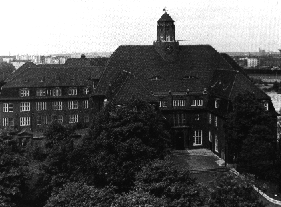 Museum f&uuml;r Hamburgische Geschichte, Eingangsbau und Sammlungstrakt (Abb. aus: Fischer, Manfred F.: Fritz Schumacher, das Hamburger Stadtbild und die Denkmalpflege, 1977, S. 25)